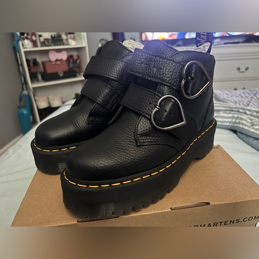 Black Dr Martens Devon Heart